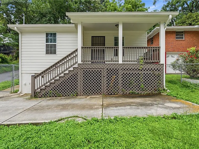 226 Thornton St SW — Photo 2