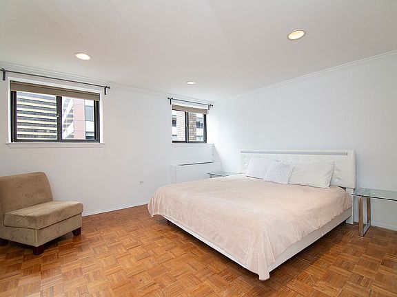 5th image of 150 W 51st St APT 2124