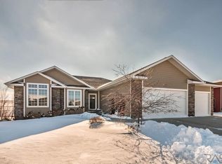 1501 W Creekside Cir, Brandon, SD 57005