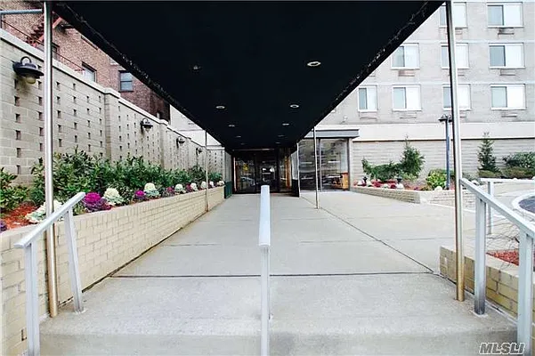 Sold by Remax City Square | media 22