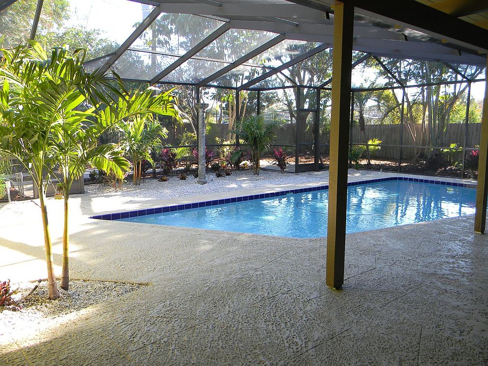 Pool lanai- very spacious