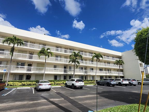 3rd image of 3146 Via Poinciana #414