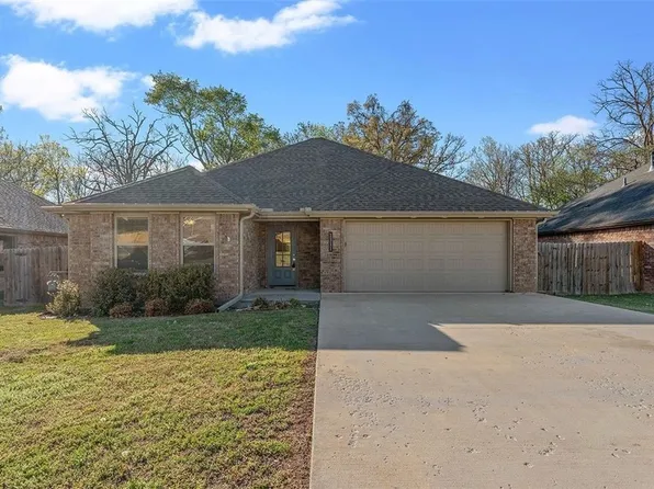 1311 Valley Dr, Gentry, AR 72734