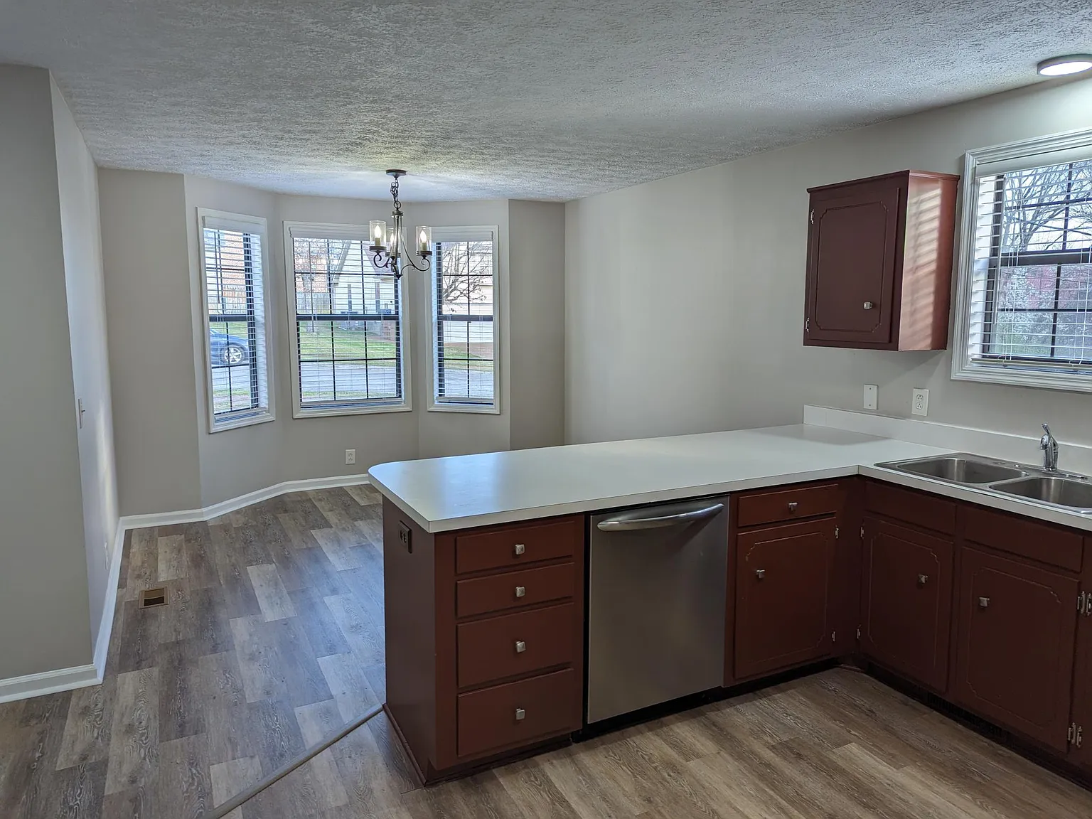 3 bed, 2184 sqft, $2,285 — Photo 4
