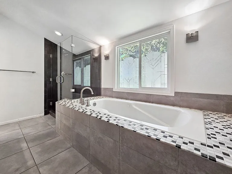 10058 NE 29th Pl — Photo 22