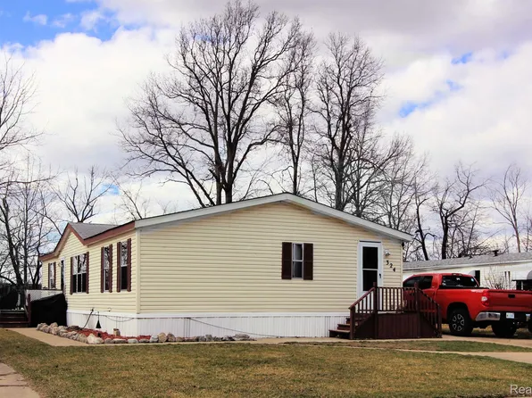 324 Sandalwood Trl, Monroe, MI 48161