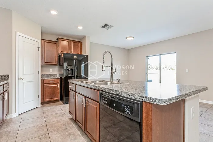4 bed, 2.5 bath, 1893 sqft, $2,415 — Photo 3