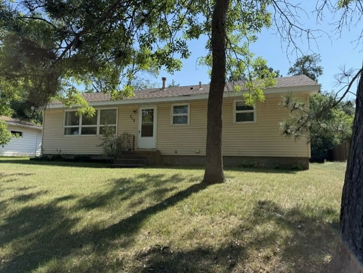 3 BR, 1 bath, fenced in back yard — Photo 1
