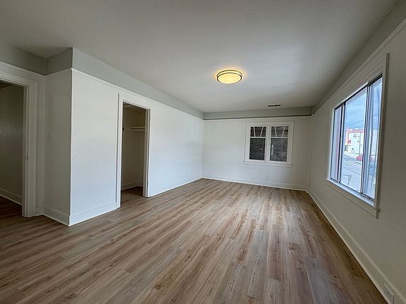 5th image of 920 Main St