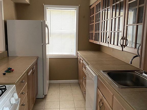 5th image of 300 Jewel St APT 3