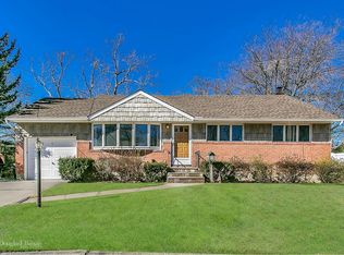 14 Pepper Cir S, Massapequa, NY 11758