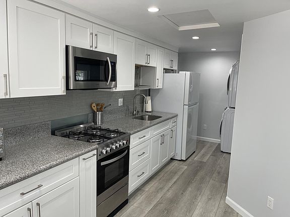 3rd image of 20668 Clarendon St
