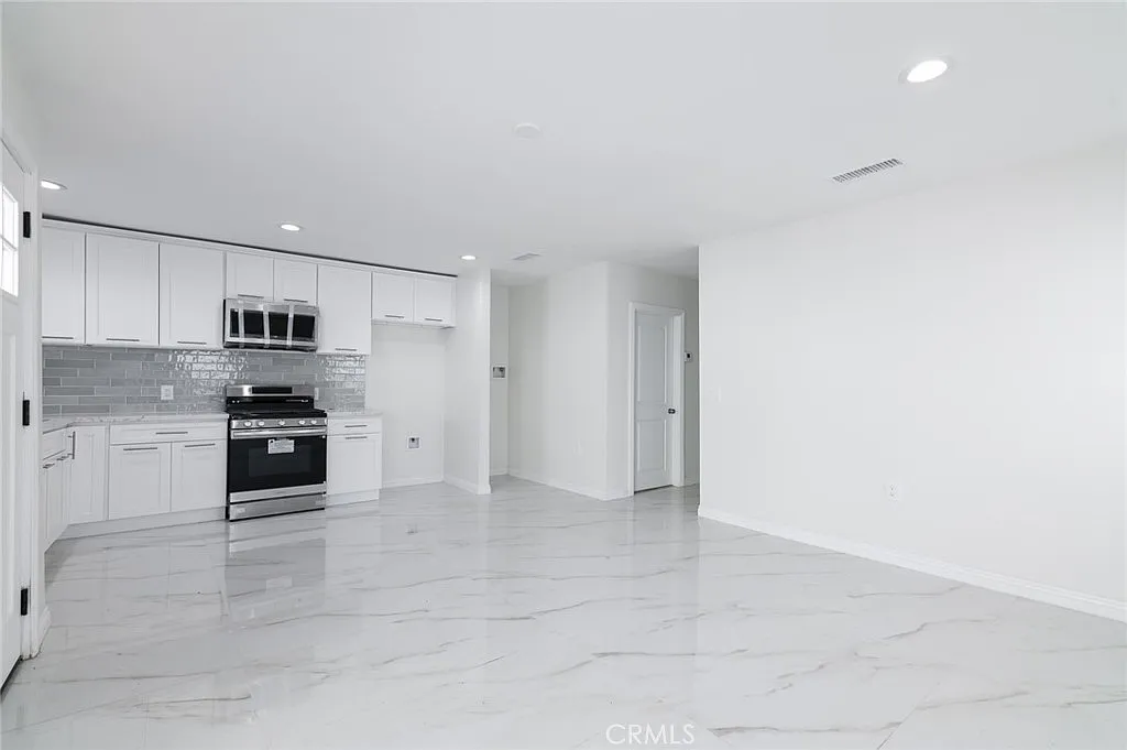 2 bed, 900 sqft, $3,000 — Photo 4