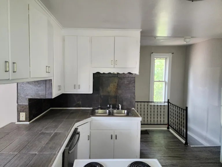 1913 University Ave NE — Photo 52