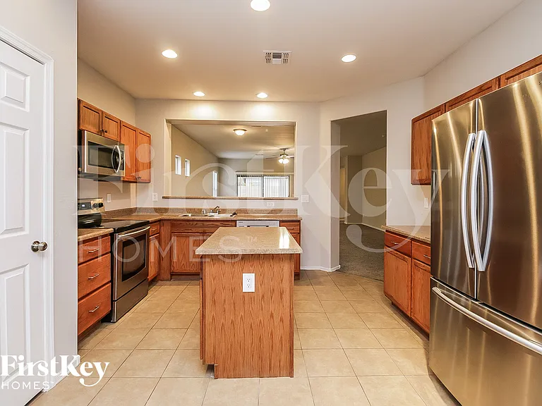 8811 S 57th Ln — Photo 6