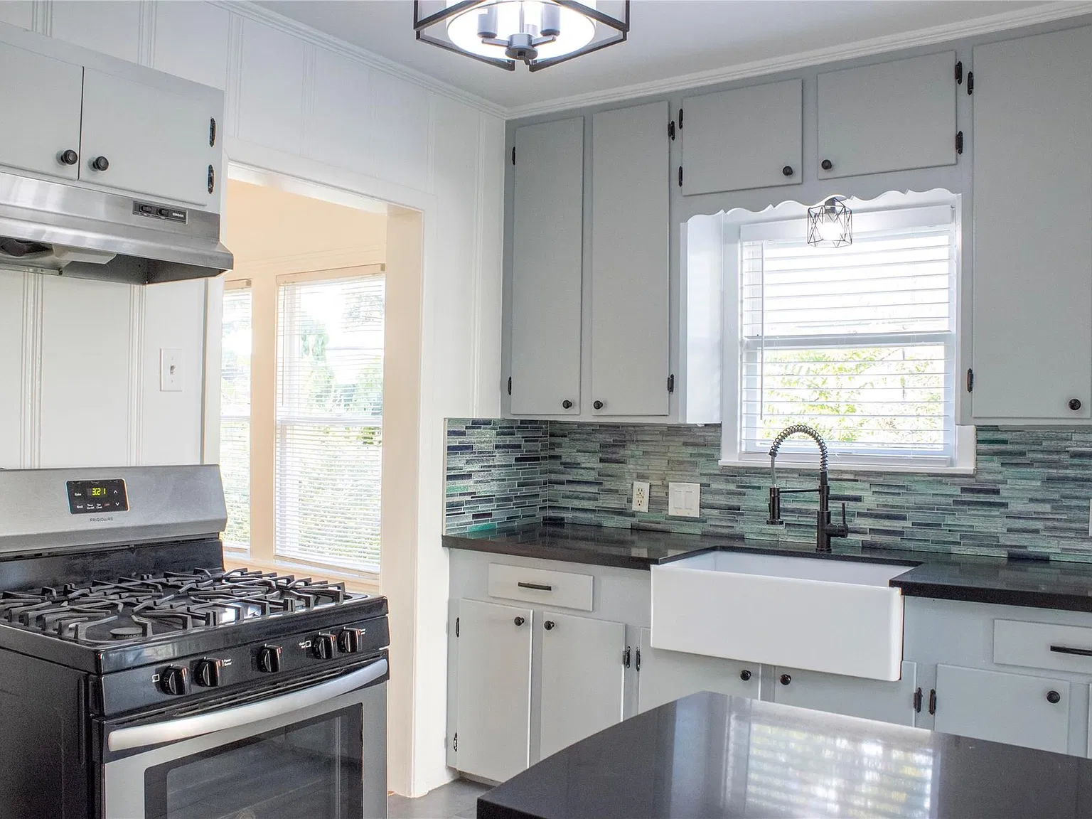 2 bed, 1.0 bath, 1036 sqft, $1,950 — Photo 2