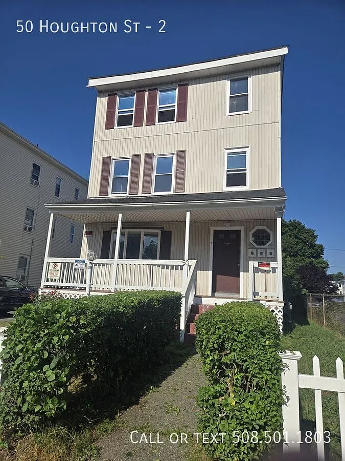 Spacious 3-Bedroom Apartment | Freshly Painted | Lead Certified — Photo 1