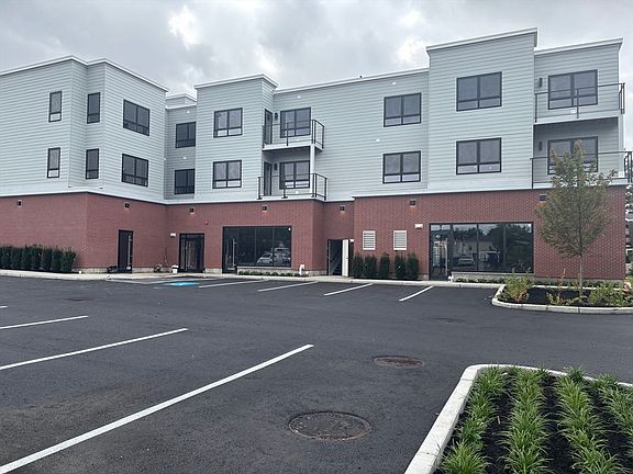 3rd image of 1391 Main St #301