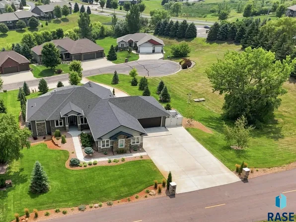 3305 W Old Yankton Rd, Sioux Falls, SD 57108