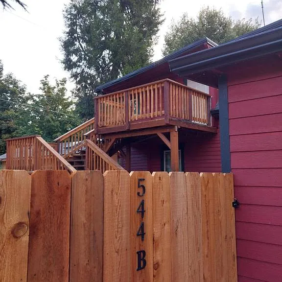544 NW C St #B — Photo 1