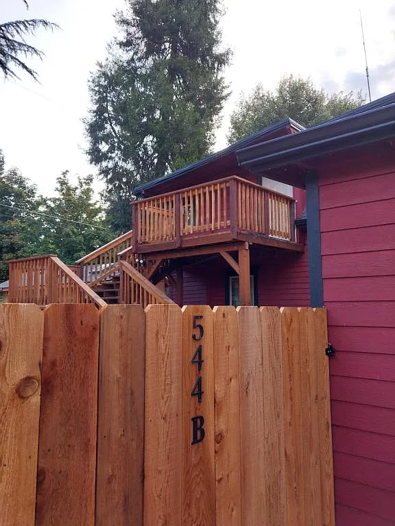 Photo 1 of 20 - 544 NW C St #B - Grants Pass, OR Primary Photo - 544 NW C St #B