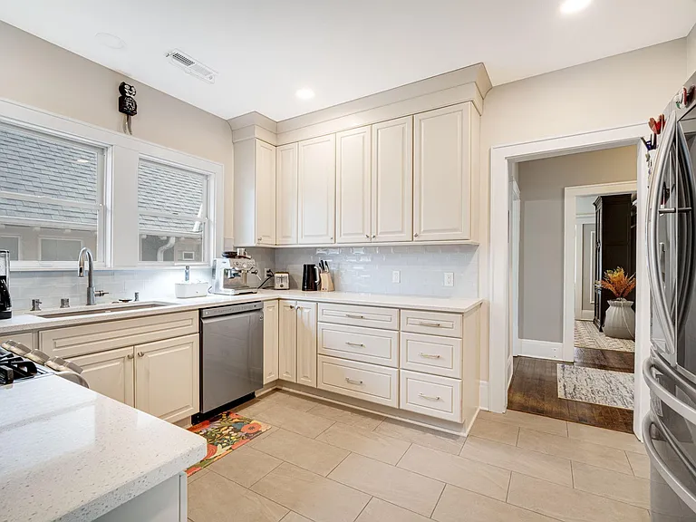 3926 N Maryland Ave — Photo 8