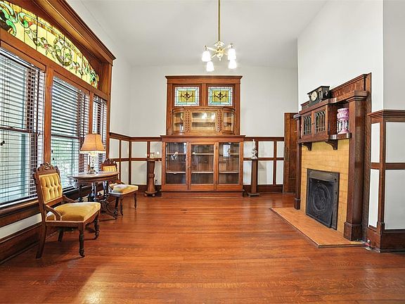 4th image of 504 S Main St