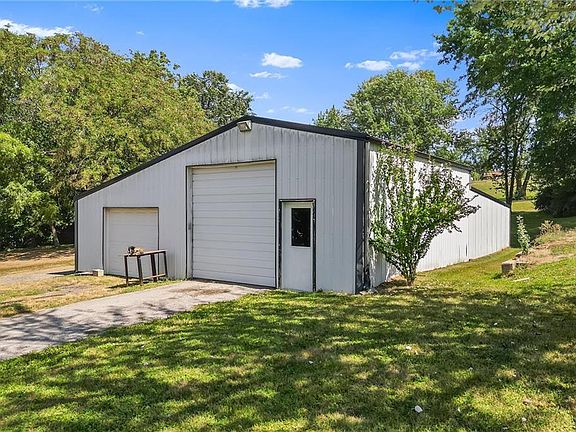 3rd image of 6547 SE Horseshoe Dr