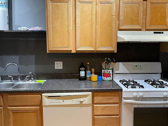 5th image of 2111 W Argyle St