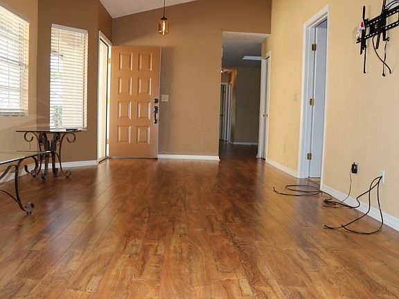 4th image of 858 Brimfield Ct