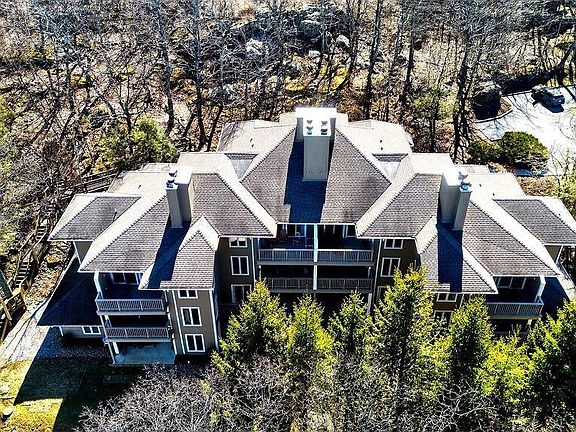 2nd image of 2084 Stone Rdg