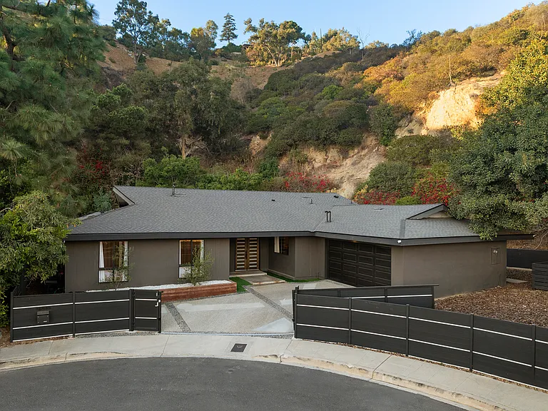 9289 Swallow Dr — Photo 32
