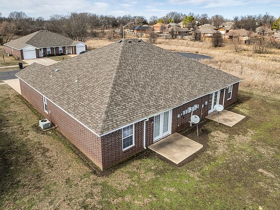 2nd image of 2805 Trailwood Dr #B
