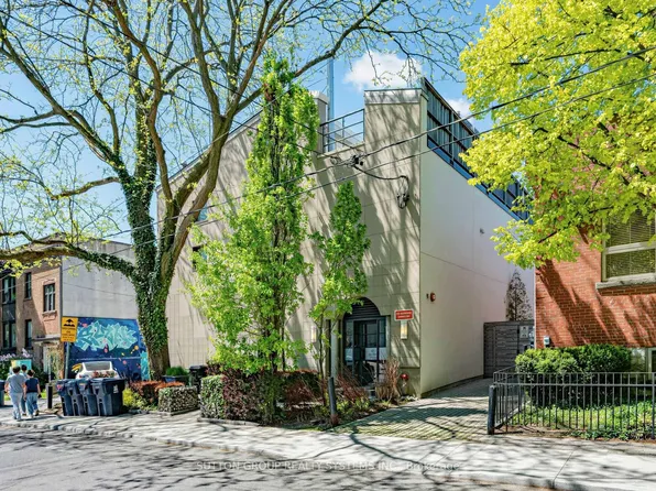6 Bartlett Ave W #5, Toronto, ON M6H 3E6