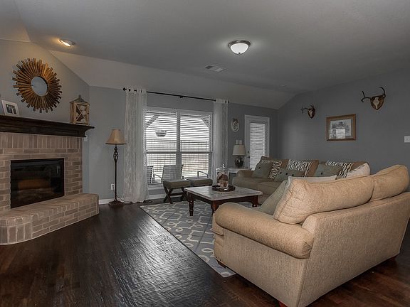 5th image of 420 Foxcraft Dr