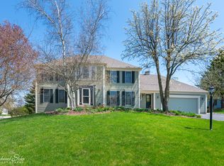 705 Tomahawk Ln, Crystal Lake, IL 60012