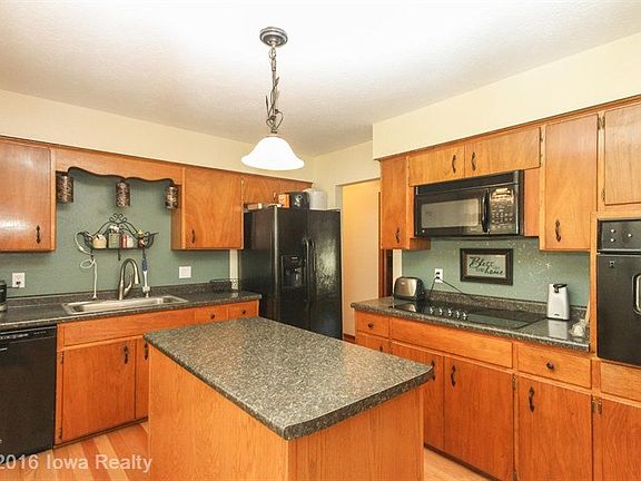 5th image of 304 N 10th St