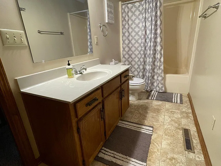 Upstairs bathroom with shower/tub