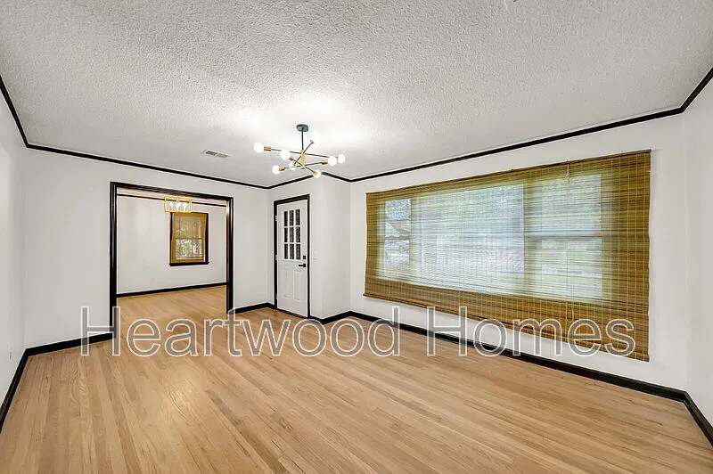 3 bed, 2.0 bath, 1300 sqft, $1,550 — Photo 2