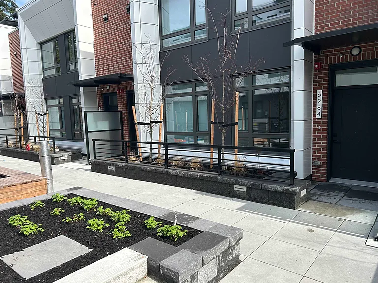 6284 Oak St — Photo 1