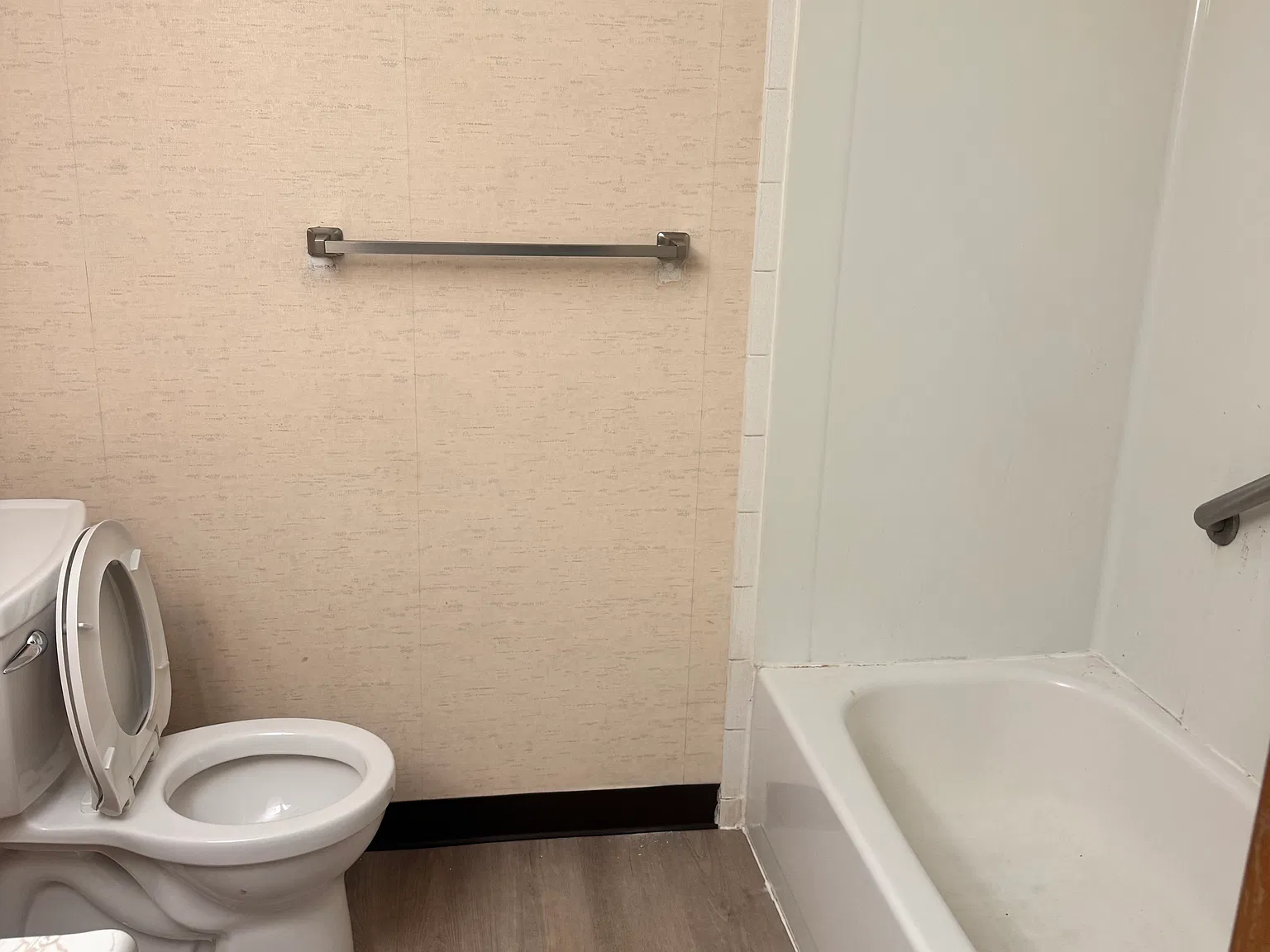 2 bed, 1.5 bath, 915 sqft, $900 — Photo 4