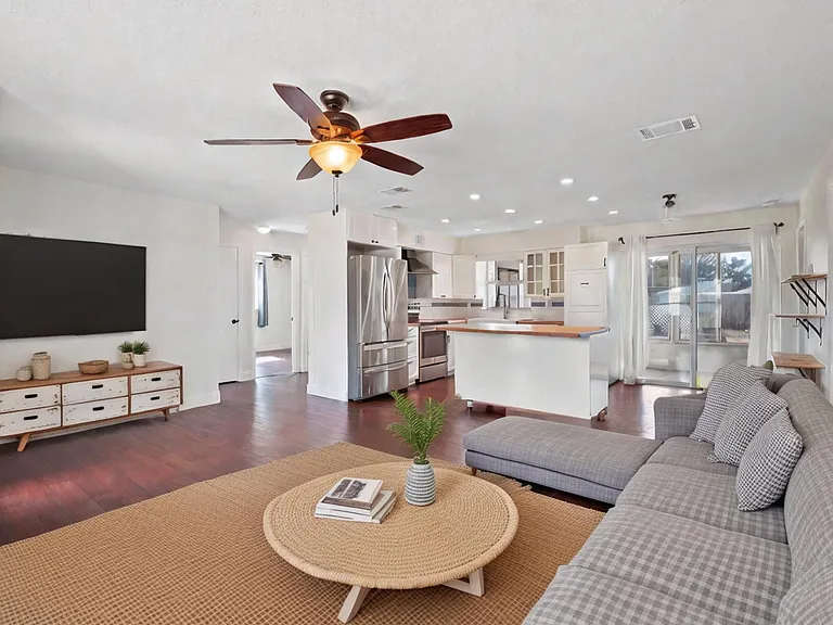 1712 Thomas Dr — Photo 2