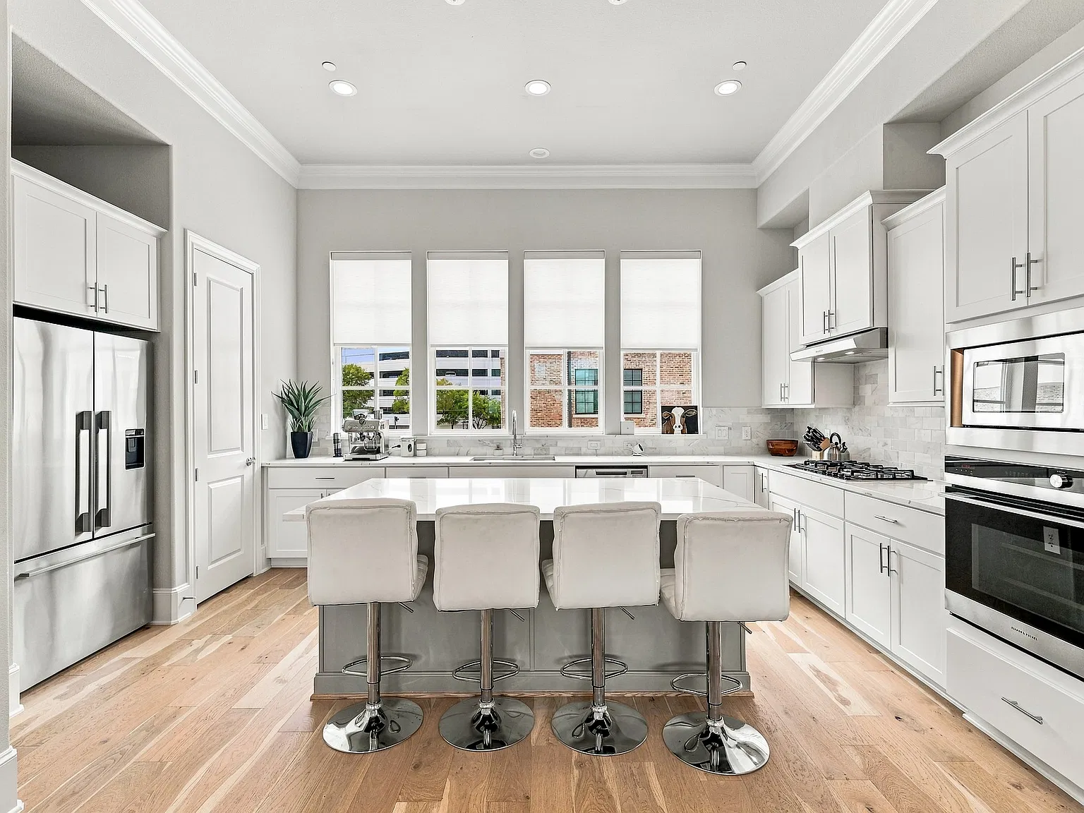 3 bed, 3.5 bath, 2047 sqft, $4,500 — Photo 4