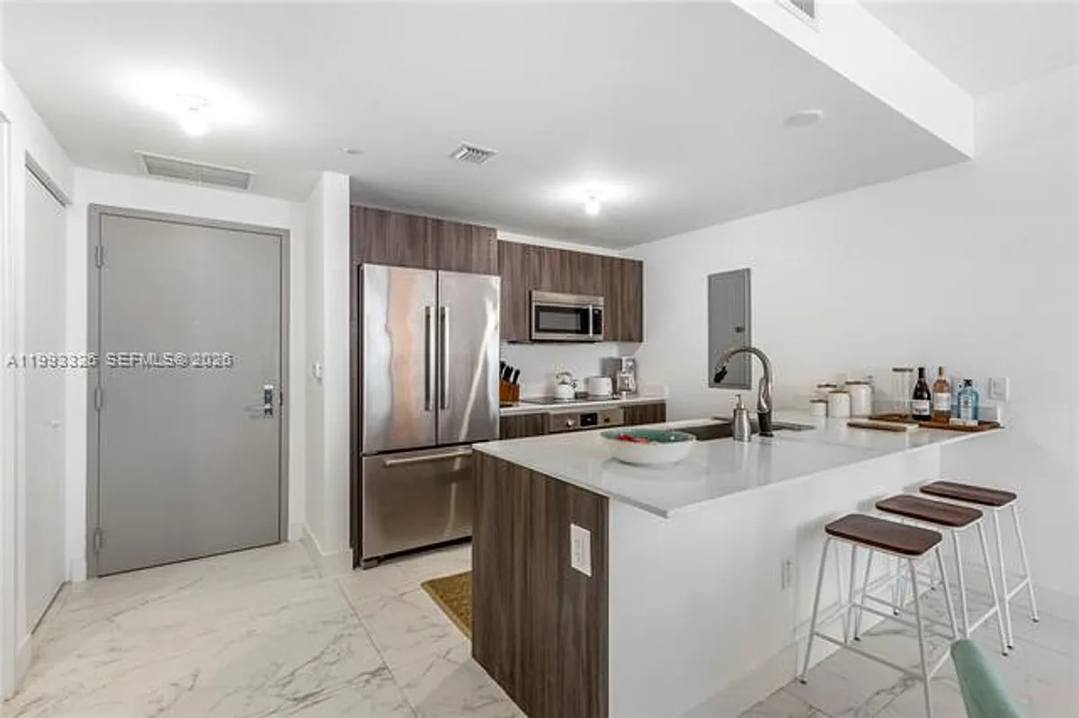 Building Photo - 488 NE 18th St #909