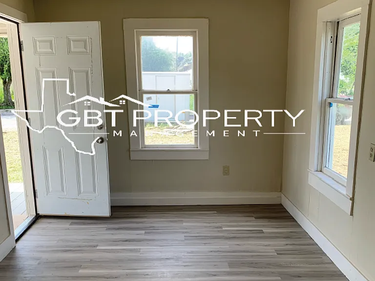 1108 E Lee Ave — Photo 10