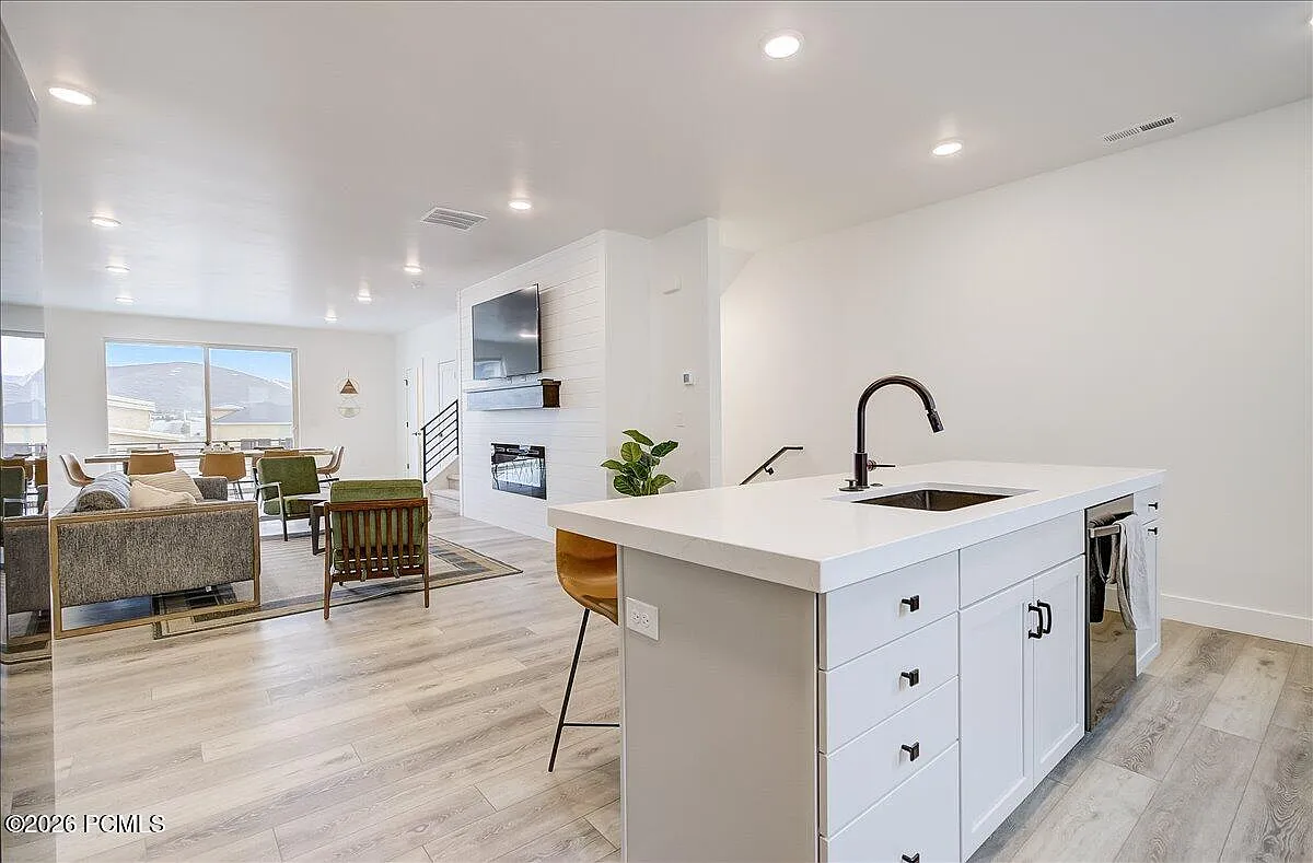 3 bed, 3.5 bath, 2351 sqft, $5,000 — Photo 2
