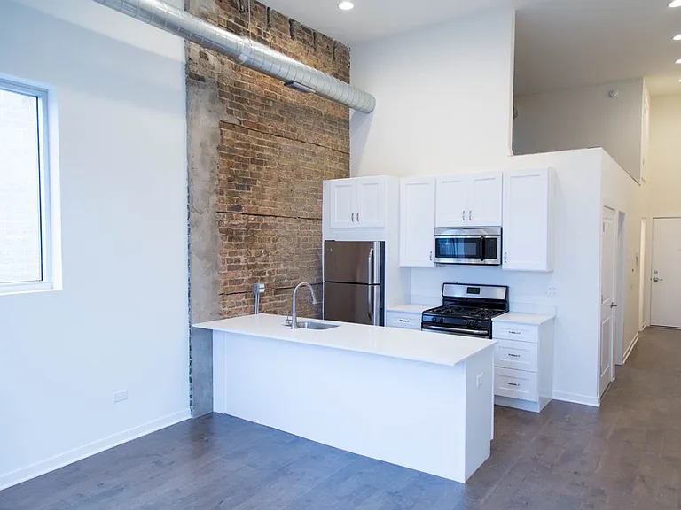 1532 W Chicago Ave — Photo 3
