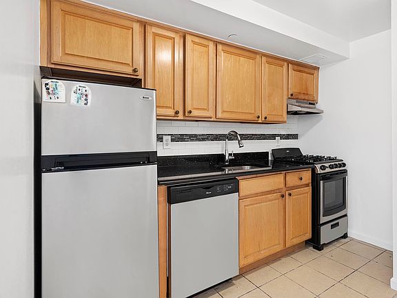 4th image of 322 E 39th St APT 5D