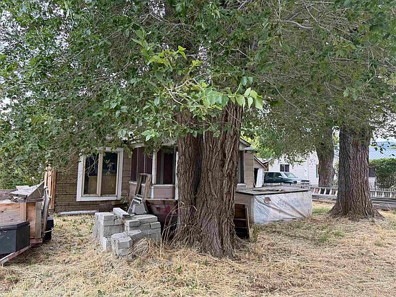 2nd image of 608 Cedar St