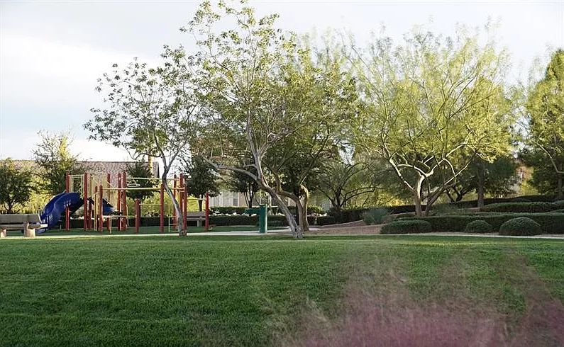 3 bed, 2.5 bath, 1950 sqft, $1,995 — Photo 3
